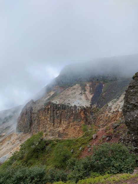 硫黄岳からの爆発火口画像