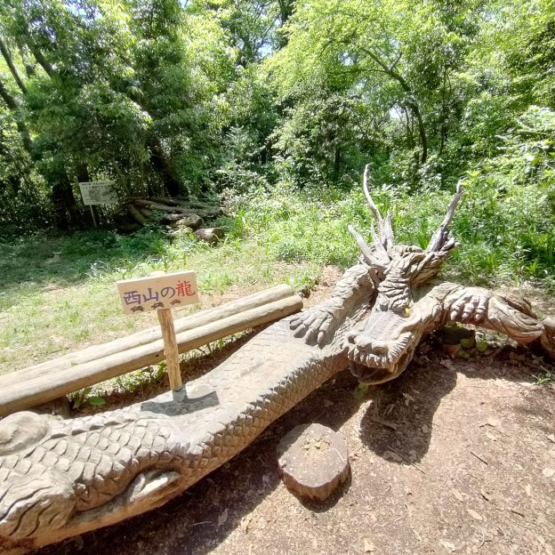 登山途中にある龍の大きな木彫り