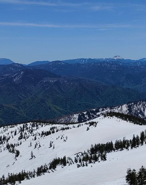 山頂からの景色　色々な山と遠くに富士山が見える