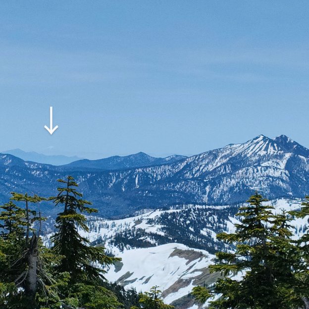 まだ雪が残っている山々の景色