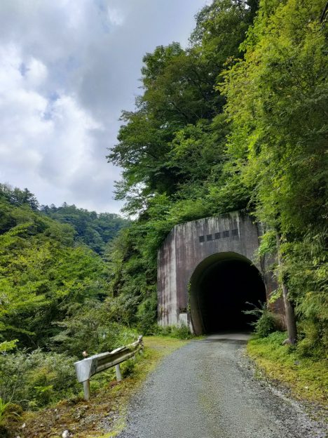 長いトンネル入口