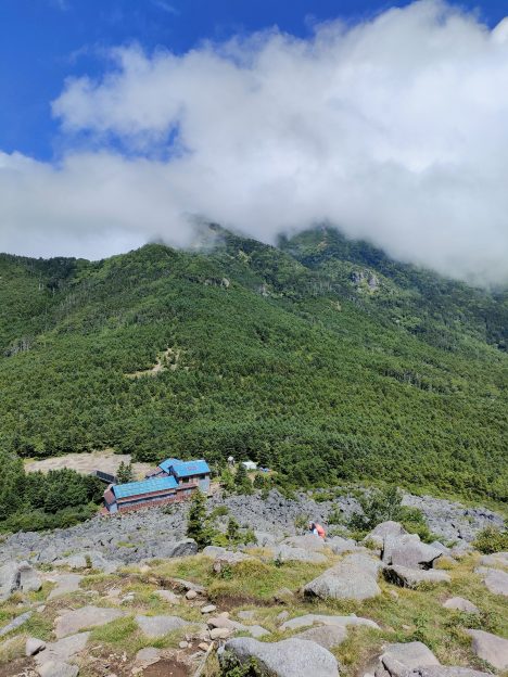 編笠山山頂から見た青年小屋画像