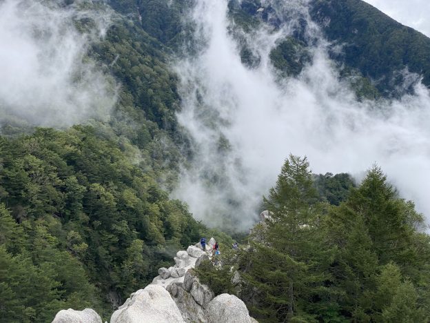 山々の間から白いガスが上がってきて幻想的な風景
