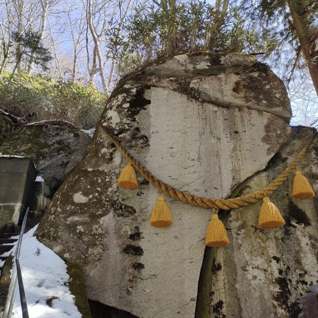 巨大なひび割れた石　石割山の名前になった石でしめ縄がされている