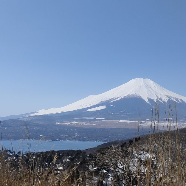 登山途中からの富士山で雪の帽子が半分位残っている