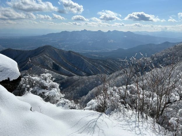 山頂近くからの下界の景色　遠くまで山々が良く見える