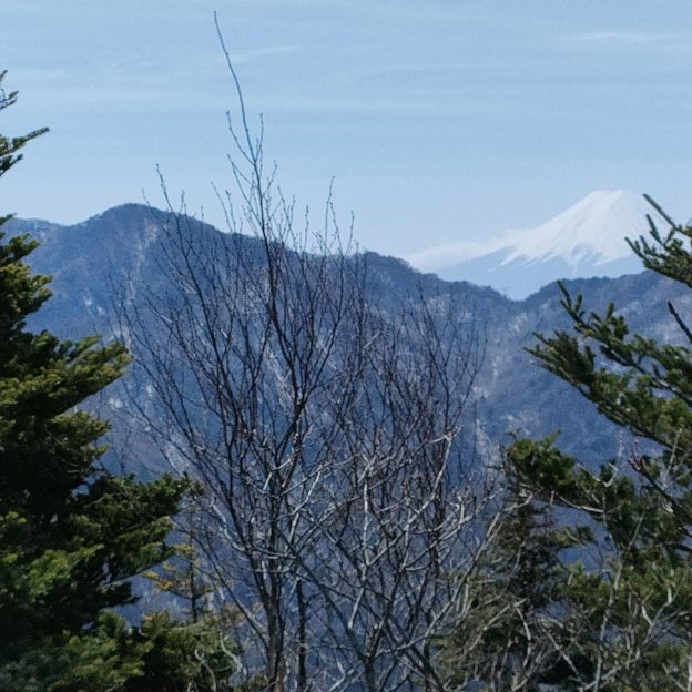 雪が残る富士山の風景
