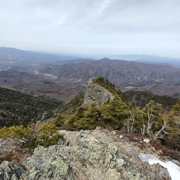 山頂からの眺望　くもり空