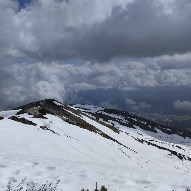 くもり空と雪山の稜線