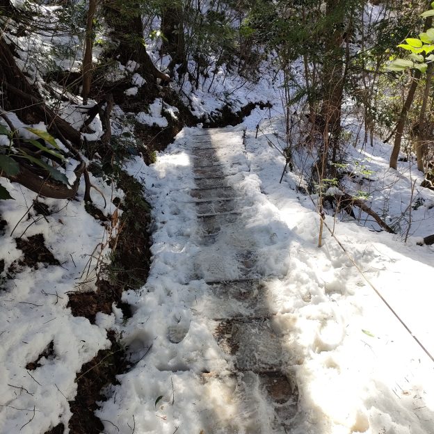 残雪の登山道