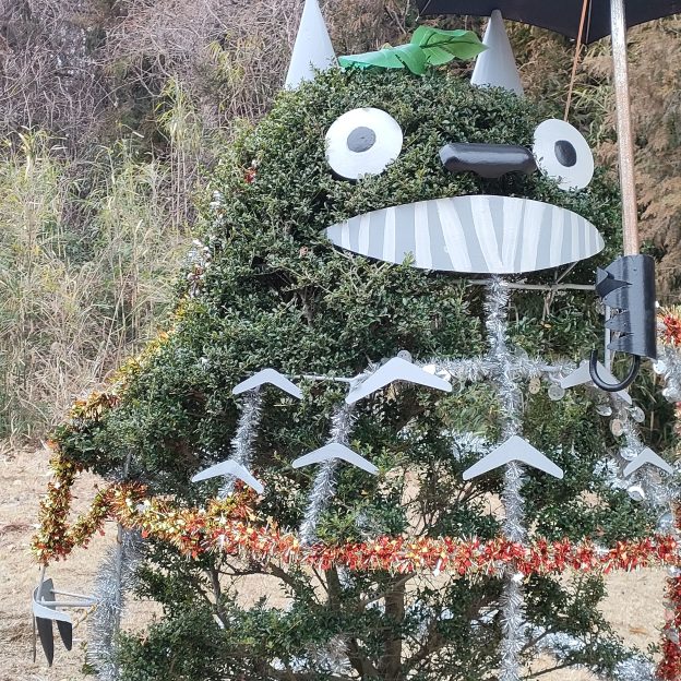 緑の葉で作ったトトロのオブジェ　高さ150センチ以上ある