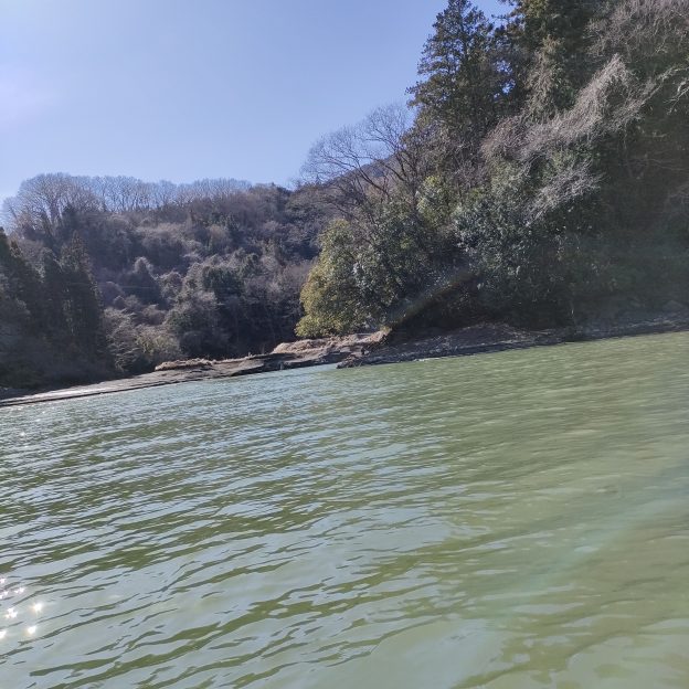 渡し船で渡っているときの相模湖の湖面